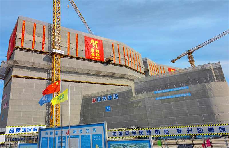 2024年10月30日，快盈lll三建上海新华泰医院项目主体封顶。